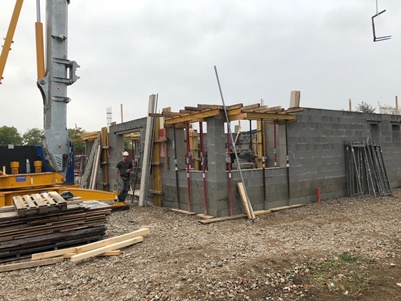 Baufortschritt:   Die ersten Mauern vom neuen Büro stehen