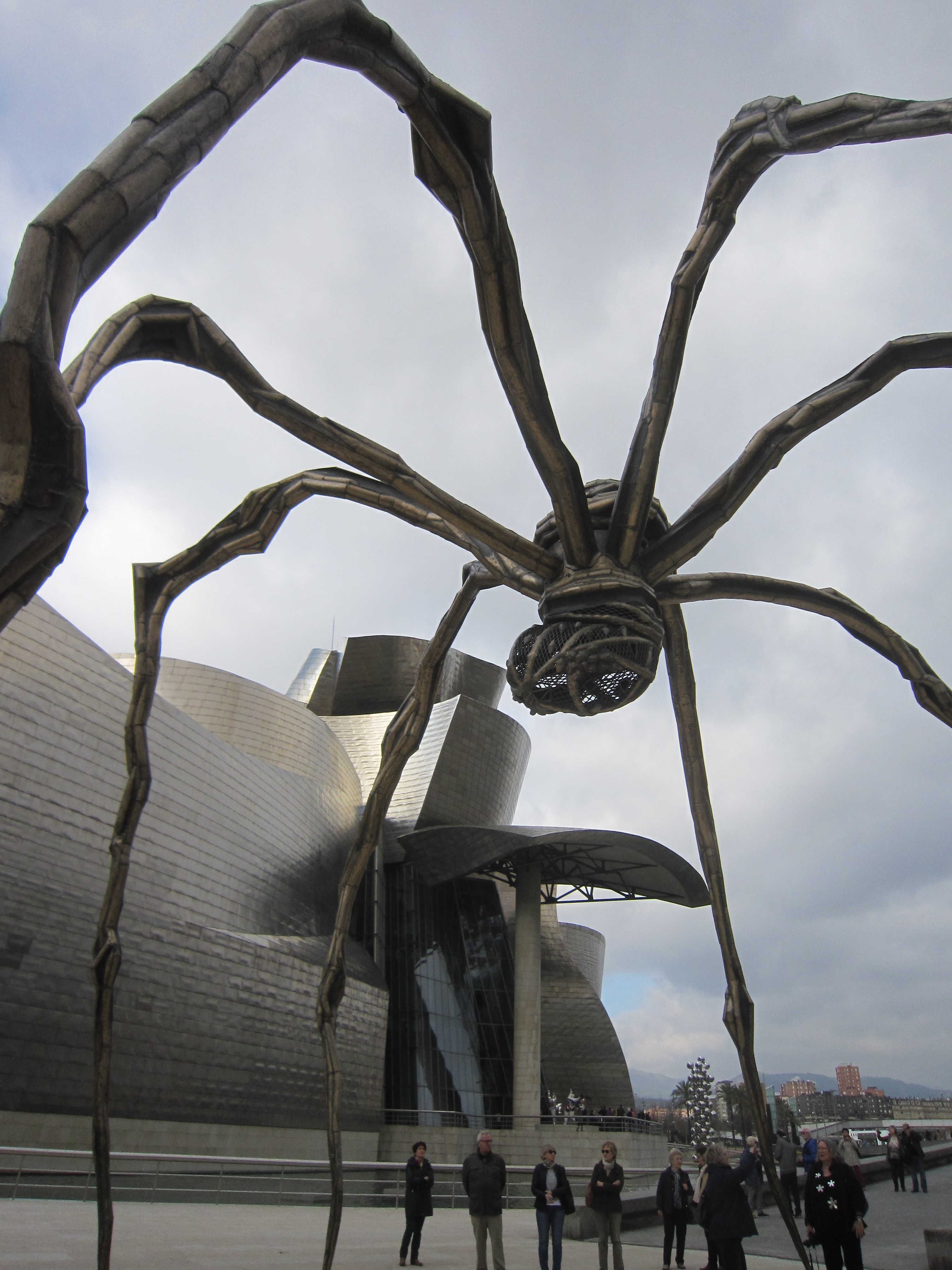 Bilbao, Guggenheim-Museum, KGV-Reisende vor der Spinnenskulptur „Maman“